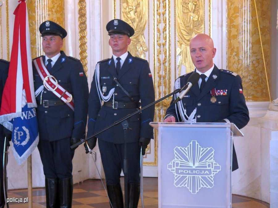 którzy zginęli na służbie, że pamiętamy o ich rodzinach. - Patrzę na pomnik Marszałka Józefa Piłsudskiego i myślę, że gdyby żył, to byłby z Was dumny, tak jak ja jestem z Was dumna - powiedziała.