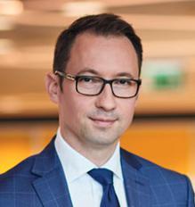 Jest Starszym Menedżerem w Zespole usług śledczych i zarządzania ryzykiem nadużyć PwC Polska, w którym przewodzi praktyce z zakresu Investigations oraz Compliance, a także posiada tytuł Certified