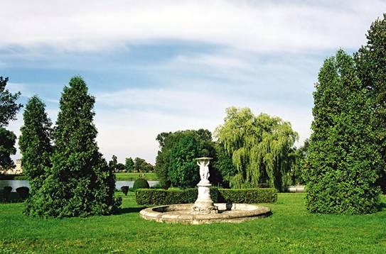 Zdjęcie 1. Park krajobrazowy w Taczanowie. Źródło: www.galeriawielkopolska.info Na terenie parku znajduje się dzwonnica neogotycka z 1861r. połączona z kaplica grobową.