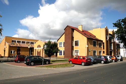 2011/2012 w szkole podstawowej uczy się 80 uczniów, zaś w gimnazjum 108 uczniów. Do przedszkola uczęszcza 61 dzieci. Zdjęcie 4. Zespół Szkół Publicznych w Taczanowie.