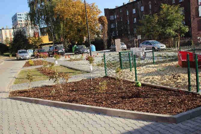 W ramach kompletnej przebudowy przestrzeni wykonano odwodnienie terenu i drogi dojazdowe oraz wyznaczono nowe miejsca postojowe.
