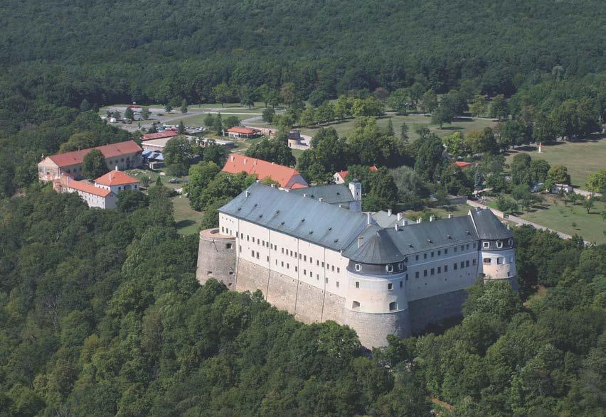 Niegdysiejsze siedziby sławnych władców opierające się atakom wrogów, a także miejsca ważnych zdarzeń historycznych ciągle emanują sławą, elegancją i romantycznym nastrojem.