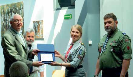Prezes PZK 3Z6AEF wręcza grawerton Złotej Odznaki Honorowej PZK przedstawicielom ZHP.
