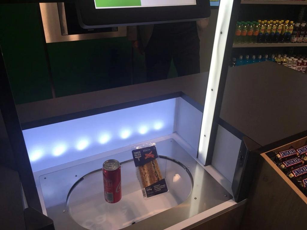 zaprezentował w ramach koncepcji Sklepu Jutra sieci Żabka, szybkie samoobsługowe rozwiązanie kasowe (self-checkout) oparte na sztucznej inteligencji i rozpoznawaniu