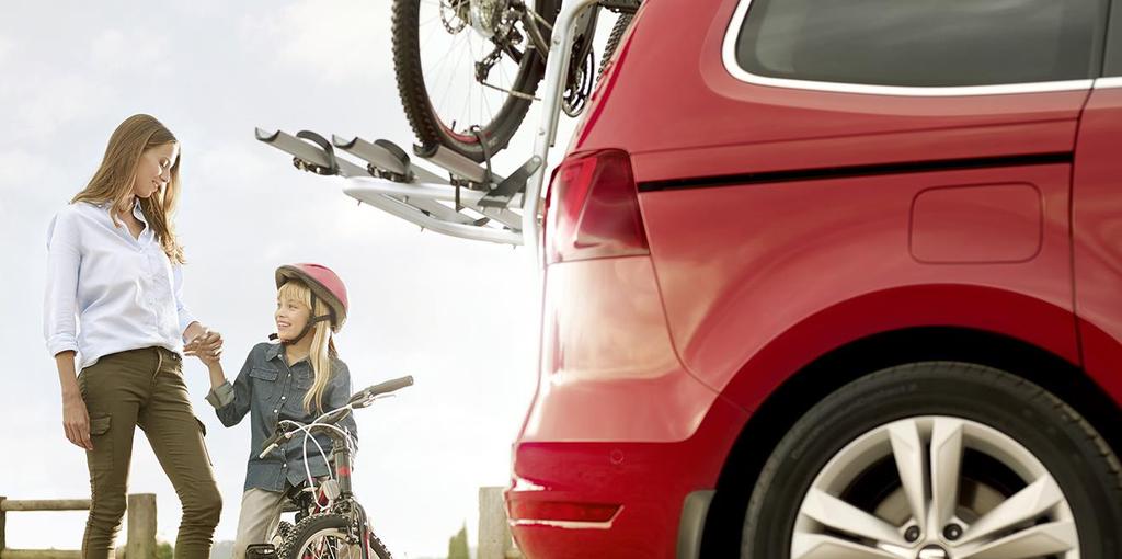 bagaż Elektrycznie i bezdotykowo otwierane drzwi bagażnika - 9872 6999 8 lakierów metalizowanych Pakiet SUMMER Edition Sport Belki dachowe Uchwyt rowerowy x2 Wykładzina bagażnika 2863 999