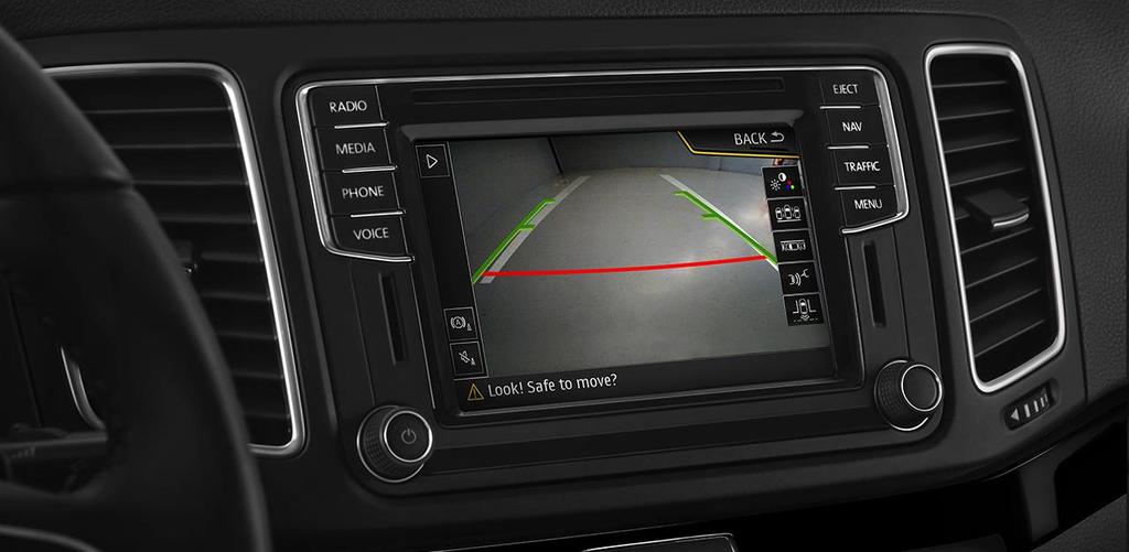 kierunkowskazów z funkcją krótkiej sygnalizacji (3 mignięcia) Elektrycznie sterowany hamulec pomocniczy (ze skrzynią DSG z funkcją Auto Hold Control) System