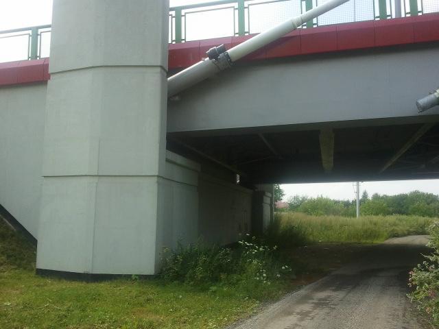 1 PRZYCZÓŁKI, PODPORY, FILARY Podpory, filary stanowią podstawowy element wspierający konstrukcję każdego mostu [1, 2, 4].