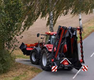 EXTR 390-395 VICON 17 Transport w pozycji do pionu Do transportu kosiarka składana jest hydraulicznie chowając się za