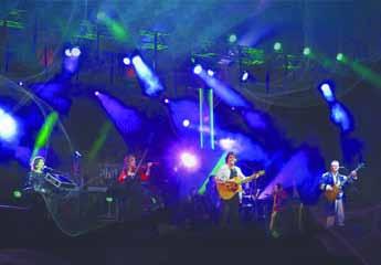 Przyjdź na koncert Pablopavo i Ludzików. Pablopavo nawija, nieco śpiewa i okazjonalnie gra na gitarze w różnych zespołach. Również komponuje i pisze teksty. Na koncie ma pięć albumów.