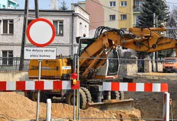 Tęczowego 3 Zakres prac, które rozpoczęły się w marcu, a zakończą w sierpniu, obejmuje wykonanie odwodnienia i przebudowę drogi, wjazdów i chodników z nawierzchni z kostki betonowej oraz montaż