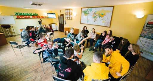 planowania, organizowania pracy, współpracy w grupie, autoprezentacji; uwrażliwiają młodych ludzi na życie w społeczeństwie; urozmaicają ofertę programową szkół oraz instytucji edukacyjnych i