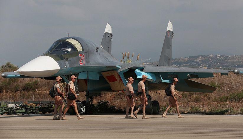 Su-34 w bazie Latakia nadal nie posiadają oznaczeń przynależności państwowej. Podobnie jak widoczny na zdjęciu rosyjski personel naziemny. Fot. mil.