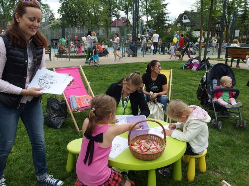 Czytanie książek na leżakach w