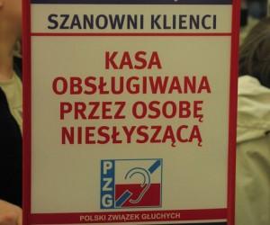 Trzydziestoletnia Agnieszka ma niewykształcone palce jednej dłoni. Od września 2011 roku pracuje jako kasjerka w jednym z hipermarketów Carrefour.