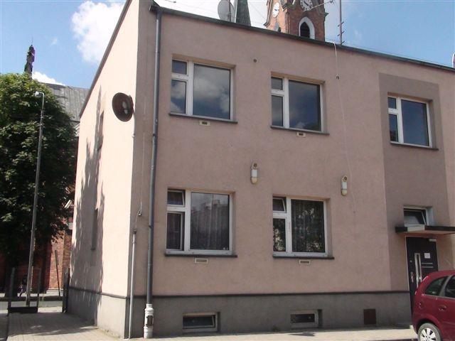 budynku mieszkalno-eksploatacyjnym, na lokal mieszkalny składają się z trzech pokoi: 1 pokój -18,46 m2, 2 pokój 7,81m2, 3 pokój -8,12 m2, kuchnia 5,13 m2, łazienka z wc 3,10 m2, korytarze 7,79m2,