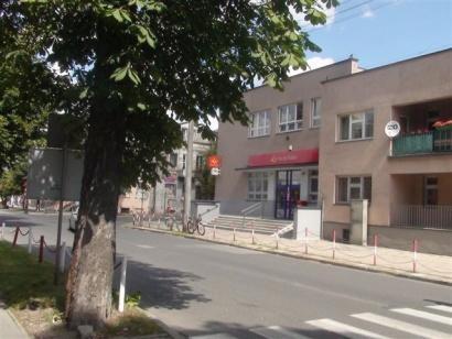 Opis nieruchomości: Lokale mieszkalne przeznaczone do wynajmu znajduje się na parterze i I piętrze w budynku eksploatacyjno- mieszkalnym Urzędu Pocztowego w Kutnie.