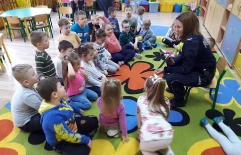 jelonku Bambi. Przedszkolaki słuchały opowiadania z zaciekawieniem.