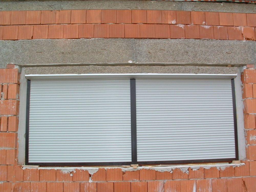 Zasłonięte rolety zewnętrzne to oszczędność 25-40 % (w zależności od wyjściowej izolacyjności przegrody okiennej) strat energii, do jakich dochodzi przez nieszczelne okna.