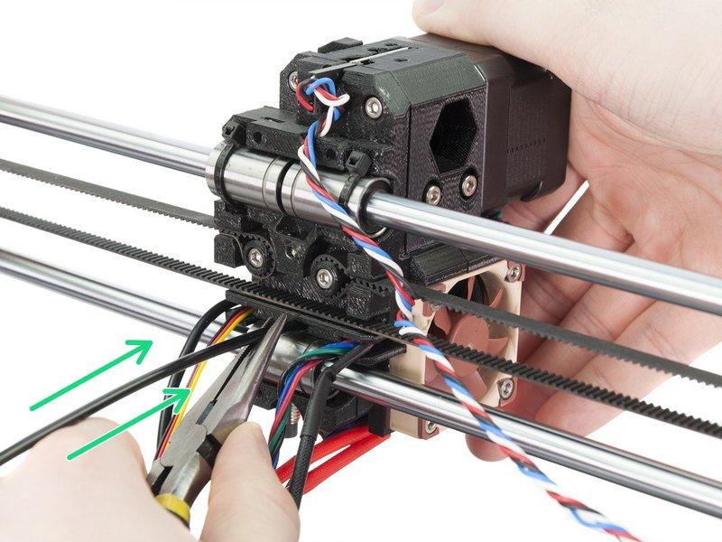 Wsuń filament nylonowy w otwór, jednocześnie "wkręcając" go przy użyciu szczypiec.