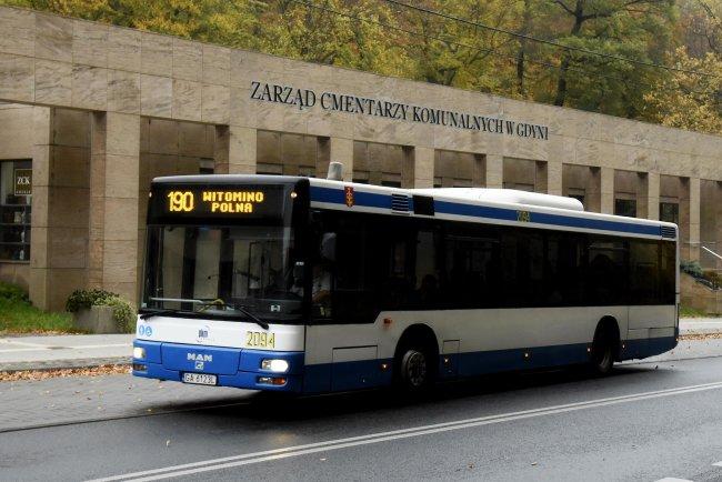 Dzień Wszystkich Świętych zmiany w organizacji ruchu Początek listopada to czas wspomnień i zadumy związanej z Dniem Wszystkich Świętych.