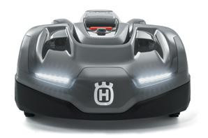 PRZEDSTAWIAMY PIERWSZĄ KOSIARKĘ AUTOMATYCZNĄ HUSQVARNA AUTOMOWER AWD Husqvarna Automower AWD płynnie pokonuje najbardziej strome pochyłości.
