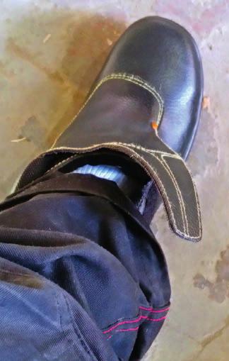 Niewłaściwe obuwie Sporym problemem jest również nieodpowiednie użytkowanie obuwia ochronnego dla spawaczy.