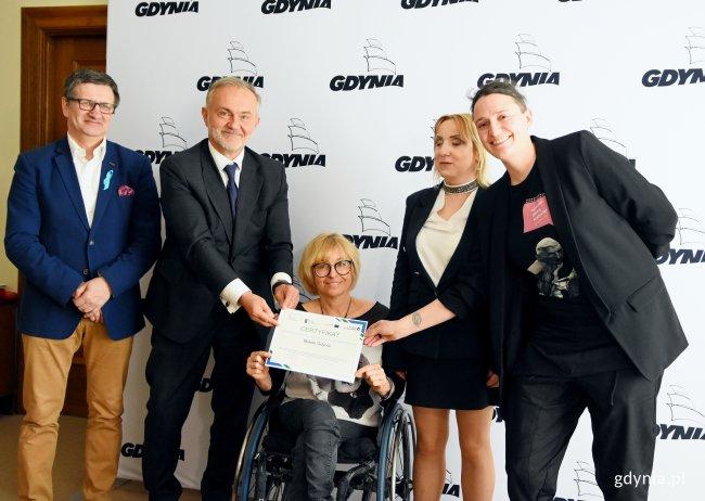 Gdynia miastem dostępnym - teraz potwierdza to ceryfikat Wojciech Szczurek, prezydent Gdyni przyjął wczoraj z rąk Katarzyny Heby i Kamili Skalskiej z Fundacji im.