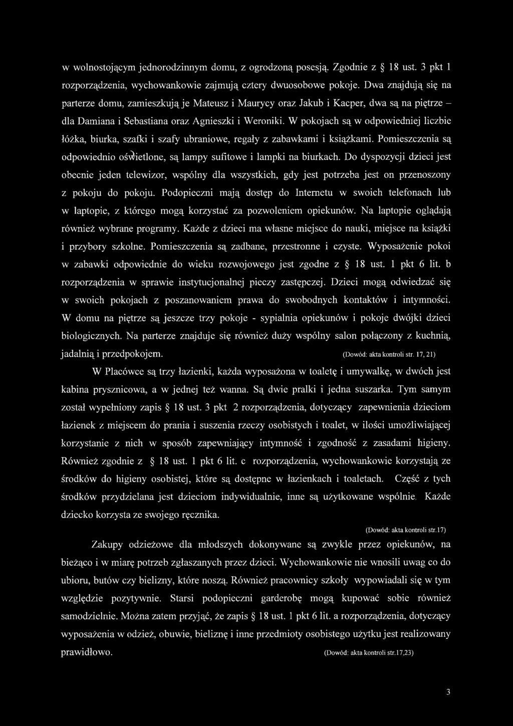 W pokojach są w odpowiedniej liczbie łóżka, biurka, szafki i szafy ubraniowe, regały z zabawkami i książkami. Pomieszczenia są odpowiednio oświetlone, są lampy sufitowe i lampki na biurkach.