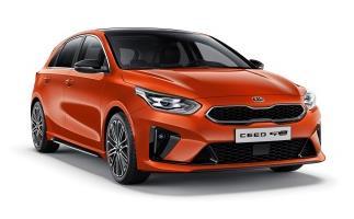 Opcja tylko dla samochodów dostępnych na stoku Pakiet Premium: Kia Smart Tailgate - funkcja automatycznego otwierania i zamykania pokrywy bagażnika, tapicerka GT Line Premium skórzano-zamszowa z