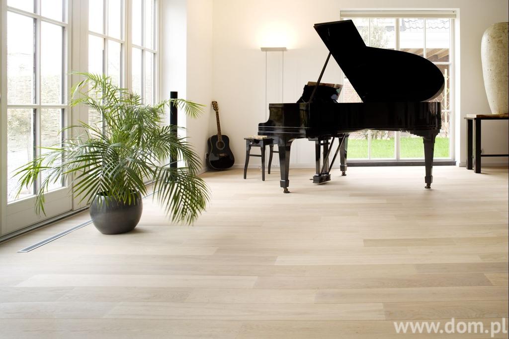 Podstawową składową skandynawskiej aranżacji jest drewniana podłoga, która idealnie współgra z minimalistycznym wystrojem.