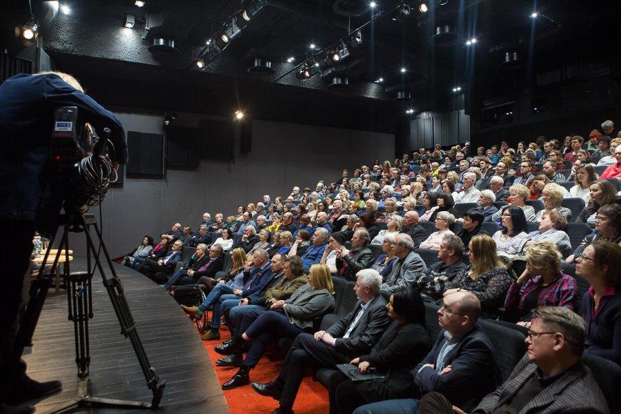 miałem do czynienia ze znakomitym narzędziem: aktorami doświadczonymi i reprezentującymi zupełnie odmienne szkoły teatralne podkreślał Robert Gliński, reżyser spektaklu.