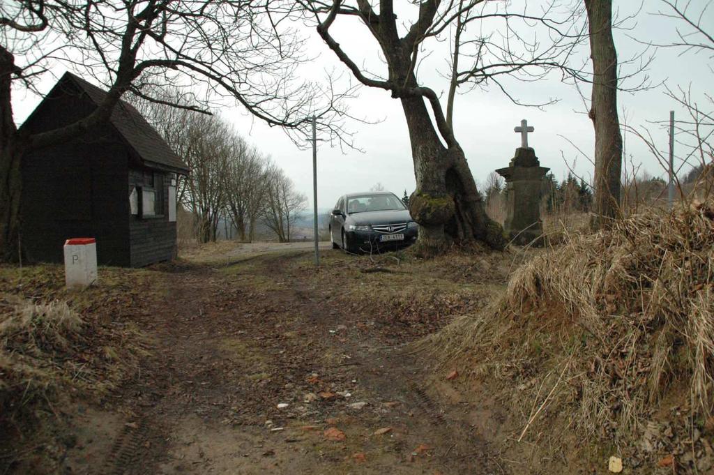 granicy pasa drogowego na granicy państwa, przejście graniczne Kamieńczyk - Mladkow. Na całej długości przebiega przewaŝnie w granicach istniejącego pasa drogowego.