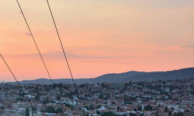 SARAJEVSKA PRIČA SARAJEVSKA ŽIČARA Živopisno i arhitektonski raznoliko Sarajevo najljepše je posmatrati sa visine, a najbolji način za uživanje u panoramskom pogledu na grad je vožnja žičarom.