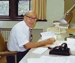 Rezonans Fano (July 28, 1912 February 13, 2001) asymetryczny rezonans przeanalizował w 1961 r Ugo Fano opisał model nieelastycznego rezonansowego rozpraszania elektronów na He przyczyna asymetrii -