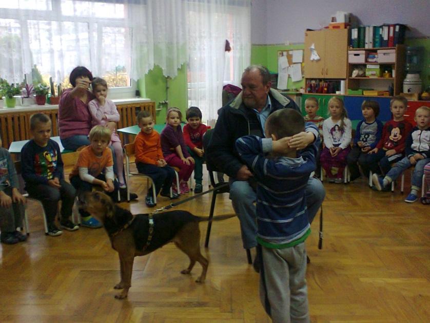 pomocy rodziców i dziadków zapoznać się z chomikami, psem.