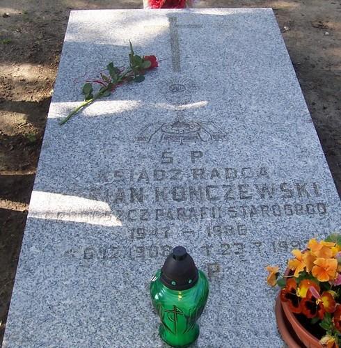 Obrzędom ostatniego pożegnania przewodniczył biskup Andrzej SUSKI, ks. protonariusz Jerzy Buxakowski dziękował Zmarłemu za coroczne ofiary, składane na potrzeby WSD.