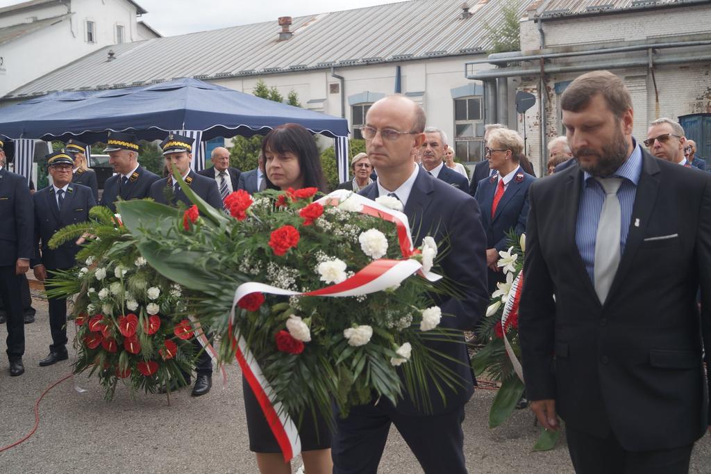 Po wygłoszeniu okolicznościowych przemówień delegacje złożyły kwiaty pod pomnikiem Doli Kolejarskiej.