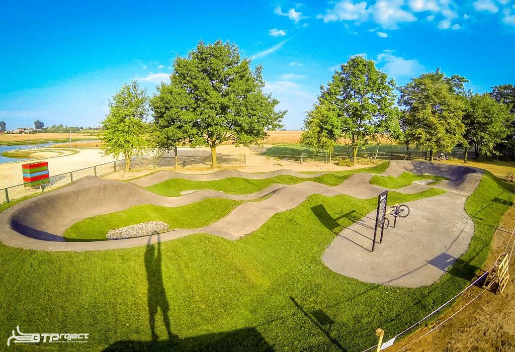 Cechy rowerowego placu zabaw PUMPTRACK, które powinny okazać się kluczowe dla jednostek terytorialnych odpowiedzialnych za wdrażanie i monitorowanie obiektów o charakterze sportowym: - Atrakcyjność