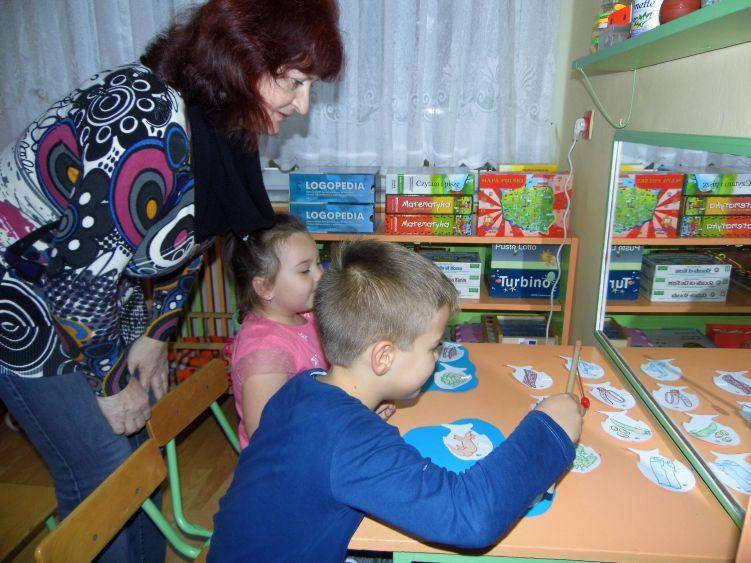 rehabilitacja ruchowa, Rehabilitacji ruchowa to szereg oddziaływań stymulujących, prowadzonych w formie zabaw, ćwiczeń, gier ruchowych.