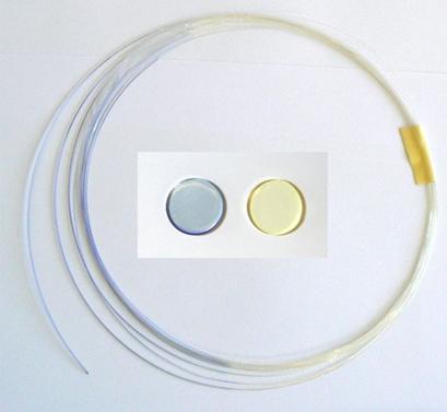 w formę niestabilnego izomeru (Merocyanininy) zmieniając równocześnie widmo absorpcji i wykazując charakterystyczne zabarwienie (pasmo absorpcji w zakresie od =460 nm do 680 nm z maksimum dla dł.