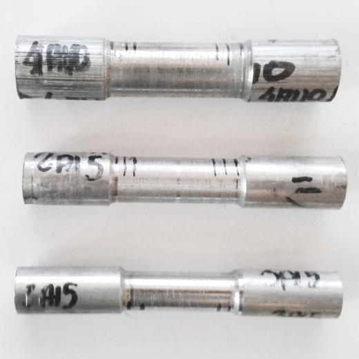 Some mechanical properties of extruded and drawn powder metallurgy Al-SiC p composites 13 Dla materiałów ciągnionych, największa intensywność odkształcenia lokalizuje się przy powierzchni próbki.