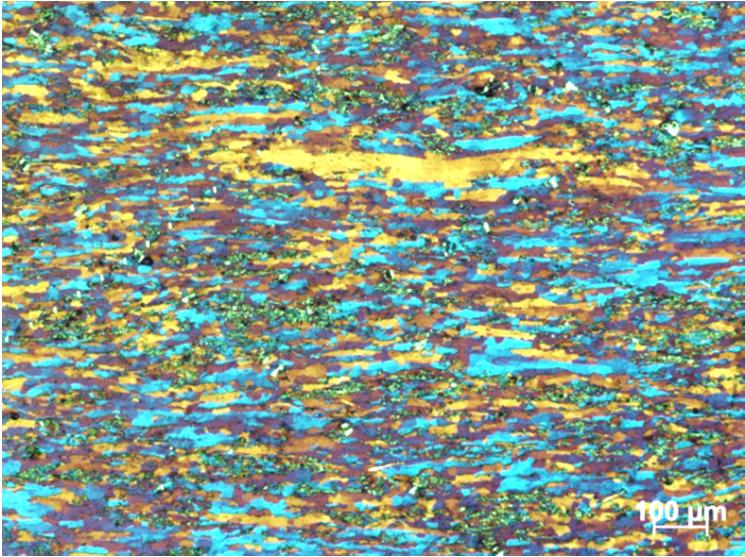 2.1. Mikrostruktura 4.2.1. Microstructure Mikrostruktura aluminium po wyciskaniu przedstawiona została na rys. 6. Na przekroju poprzecznym, mikrostruktura charakteryzuje się jednorodnym ziarnem.
