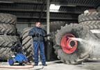dzięki składanej rączce i punktami mocowań akcesoriów Duże tylne koła stabilizujące i przednie obrotowe zapewniają łatwość transportu Łatwy dostęp do pompy, optymalna konstrukcja dla serwisu
