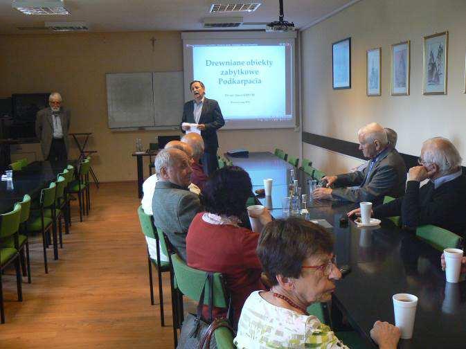 6 W dniu 16 maja ostatnią w pierwszym półroczu prelekcję wygłosił dr inż. Jerzy Kerste na temat: Drewniane obiekty zabytkowe Podkarpacia. Uczestnicy spotkania 2.