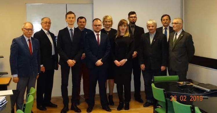 8 wyróżnienie mgr inż. Grzegorz Jurczyk za pracę dyplomową pt. Wpływ zawartości włókna szklanego na wł. fibrobetonu. Promotorami nagrodzonych i wyróżnionych prac byli odpowiednio: dr hab. inż. Lucjan Ślęczka prof.