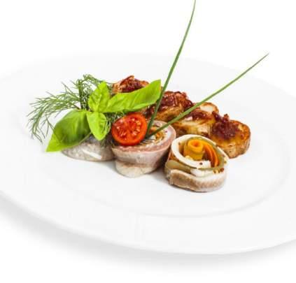 MENU WESELNE I 199 PLN / osobę PRZYSTAWKA Caprese z sera korycińskiego i świeżych pomidorów z pietruszkowo słonecznikowym pesto ZUPA (do wyboru) Domowy rosół z kołdunami mięsnymi i pachnącą