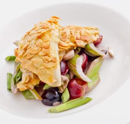MENU WESELNE II 225 PLN / osobę PRZYSTAWKA Matias na śmietanowym puchu z grzanką z chleba razowego ZUPA Krem z białych warzyw z chrustem z boczku DANIE GŁÓWNE* Sandacz na ryżu z sosem z trawy
