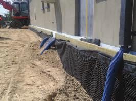 12. Elastomerowe maty wibroizolacyjne ułożone pod budynkiem (zdjęcie udostępnione przez PORR Polska Construction S.