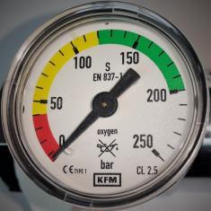 1. Przeznaczenie: Reduktor typu Z-100.2.1.P (z króćcem), przeznaczony jest do celów medycznych. Reduktor tlenowy wykorzystywany jest do zredukowania/zmniejszenia ciśnienia tlenu pobieranego z butli.