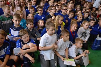 Grupa uczniów oraz przedszkolaków trenująca w Strażaku Słupia miał okazję spotkać się z wybitnym polskim piłkarzem, reprezentantem Polski Łukaszem Piszczkiem.